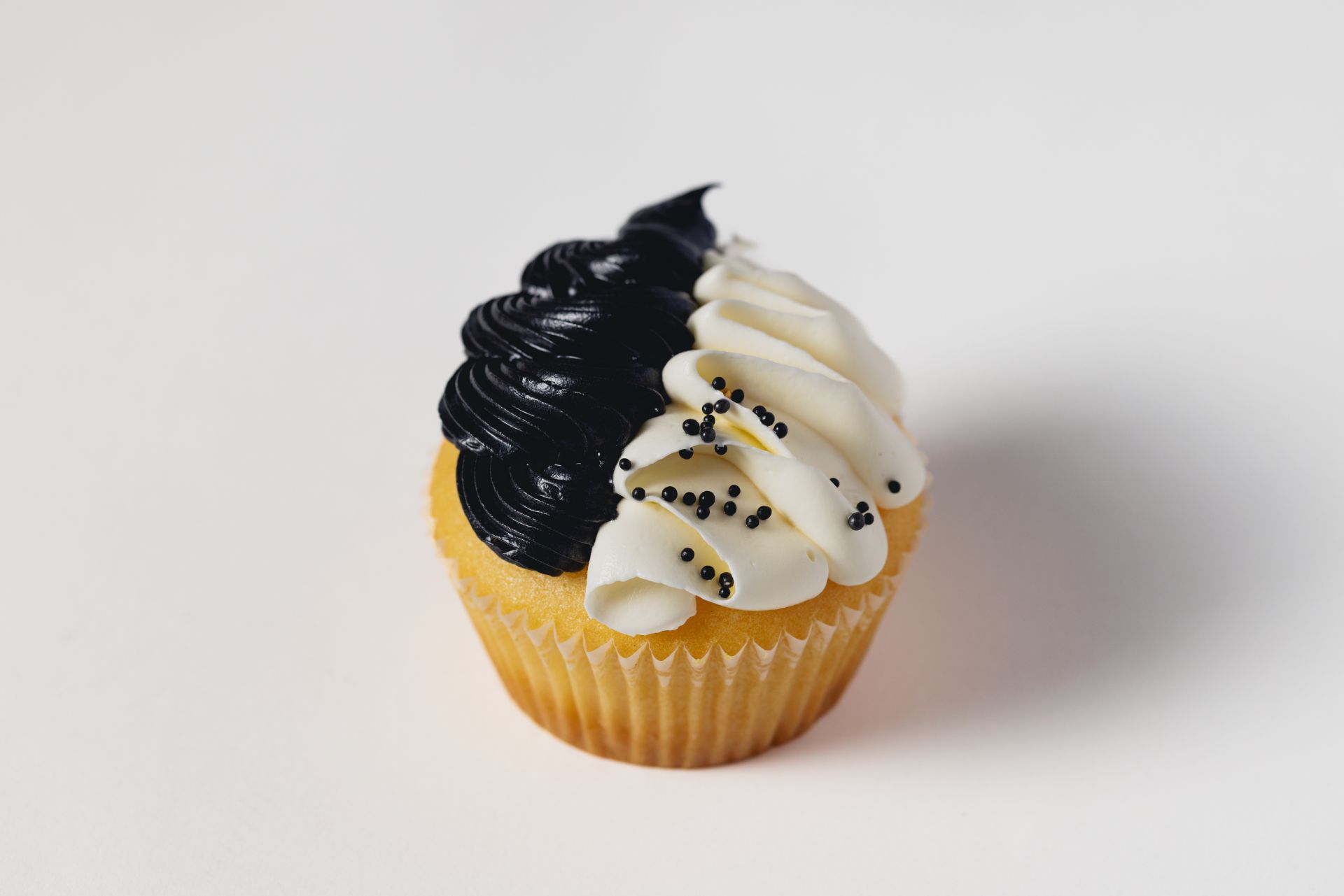lamanna cupcakes grand final black and white icing