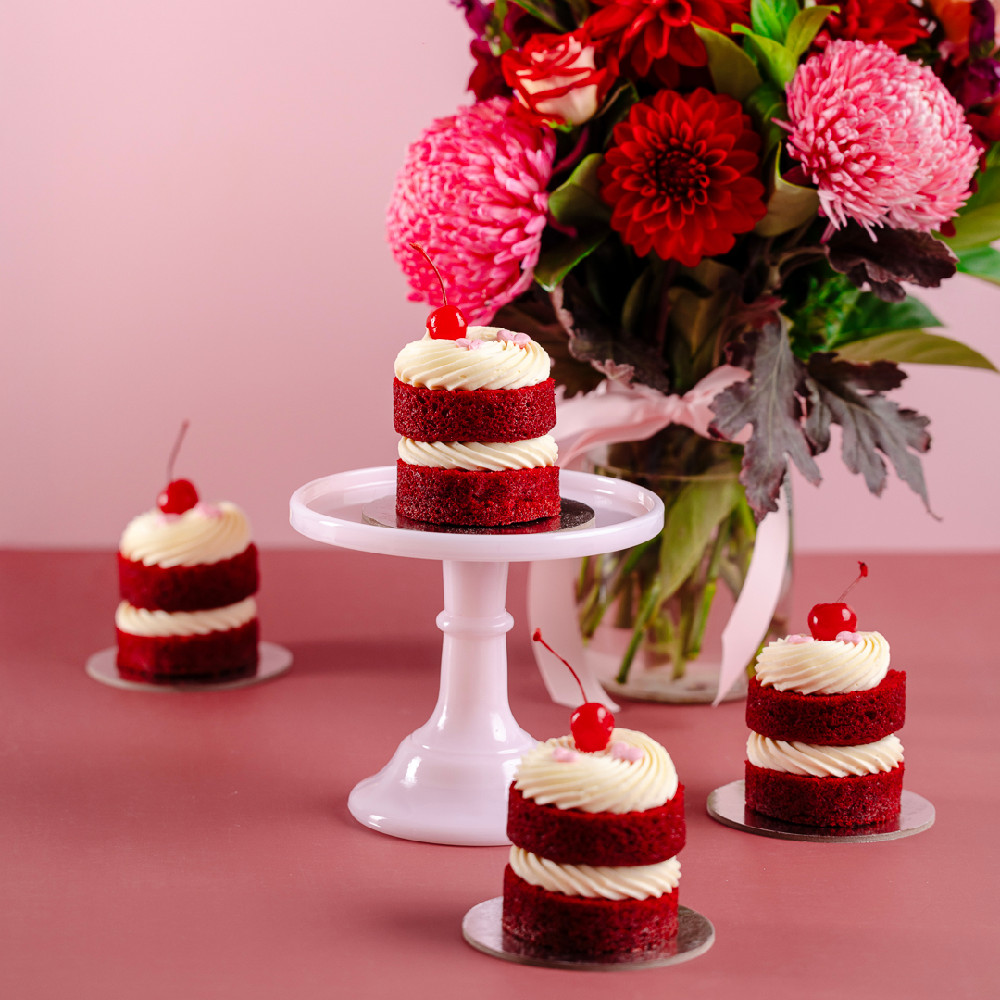 lamanna red velvet cake 3 inch with flowers and cake stand