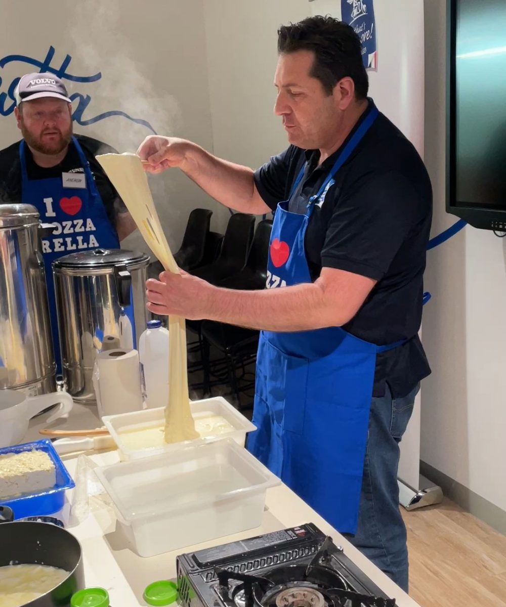 giorgio-linguanti-mozzarella-cheese-stretching-at-lamanna
